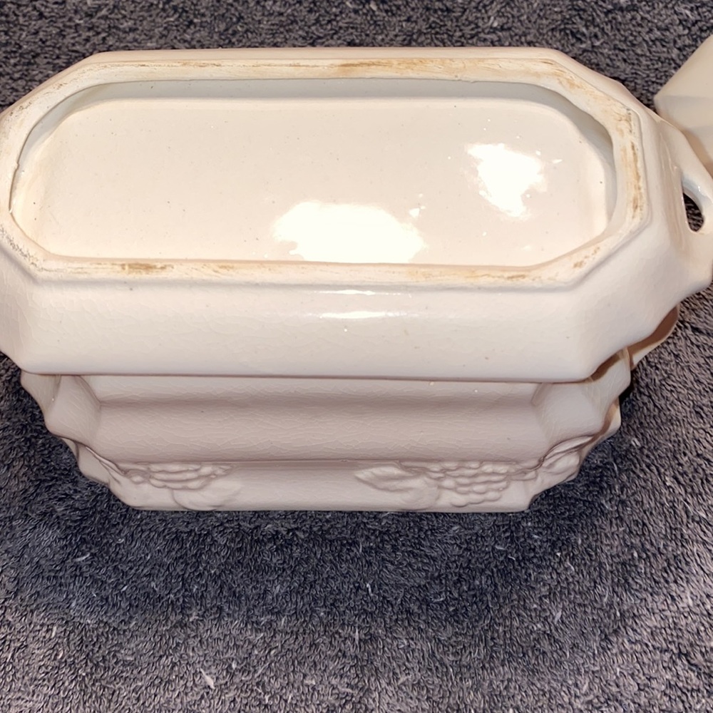 Very Vintage Gravy Bowl with Lid & Attached Saucer - Picture 8 of 9